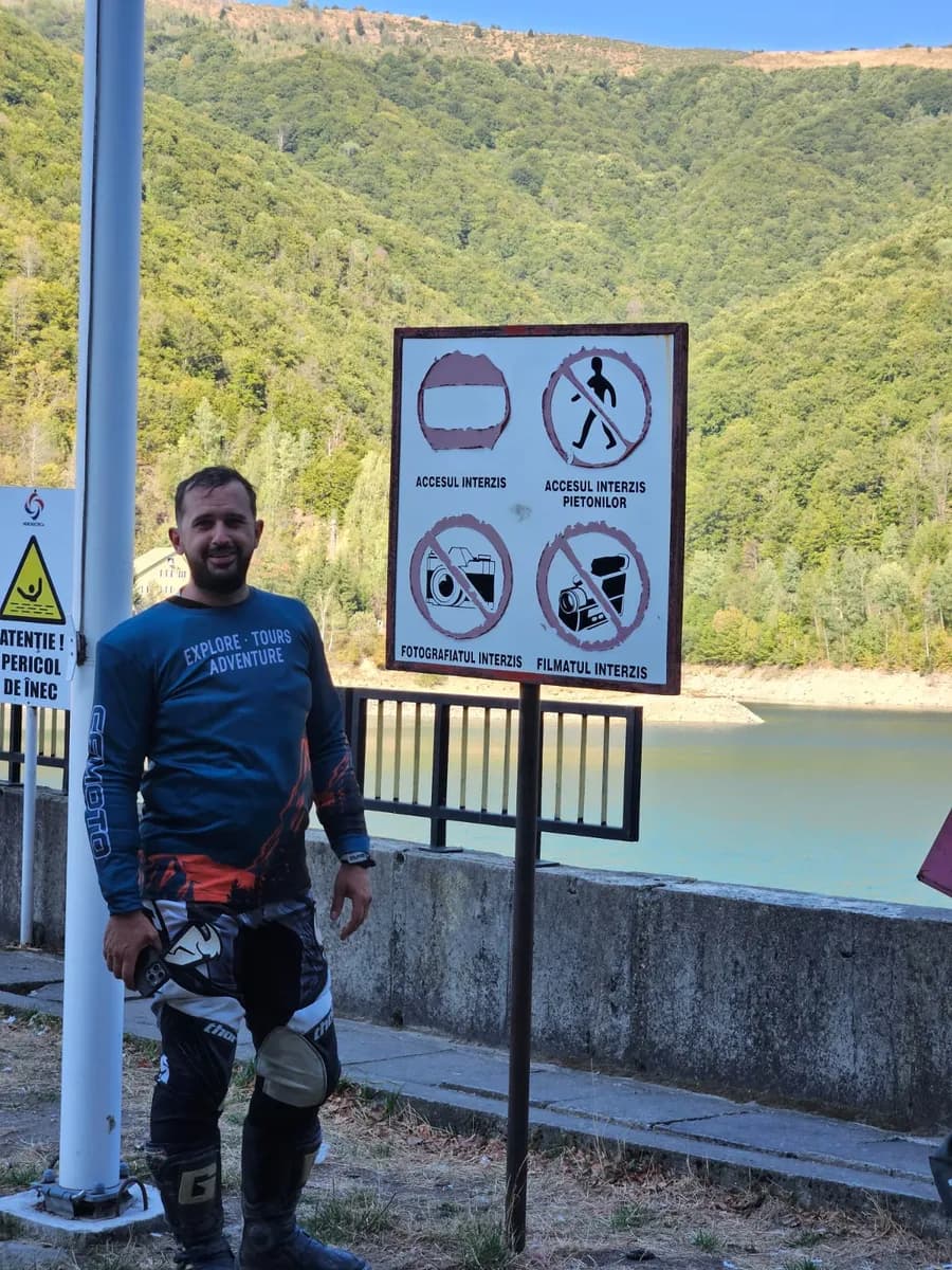 Mihai C., în echipament de adventure, lângă un lac de munte